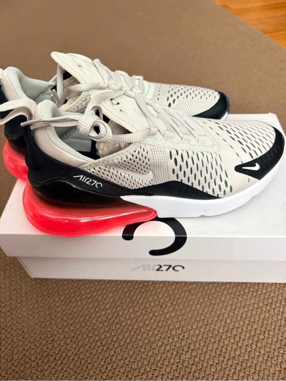 Nike Womems Air Max 270 Sneakers in White, Black & Bright Pink Heel
